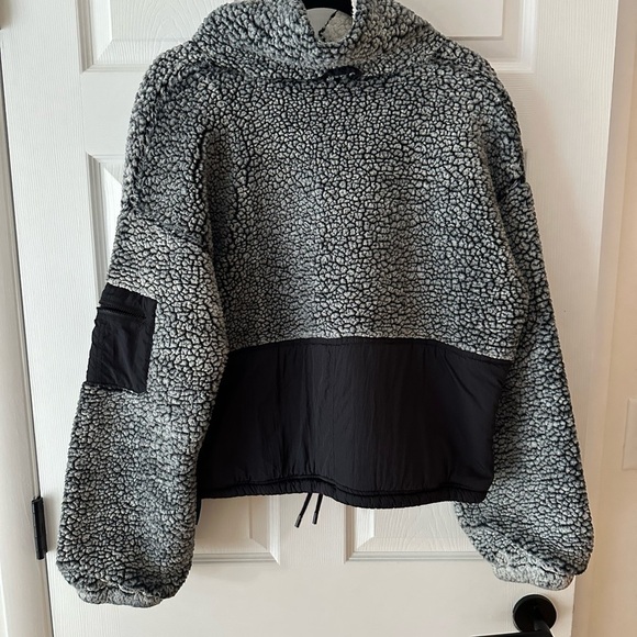 fp movement Free People Black and Gray Sherpa Pullover with pockets - Picture 6 of 6